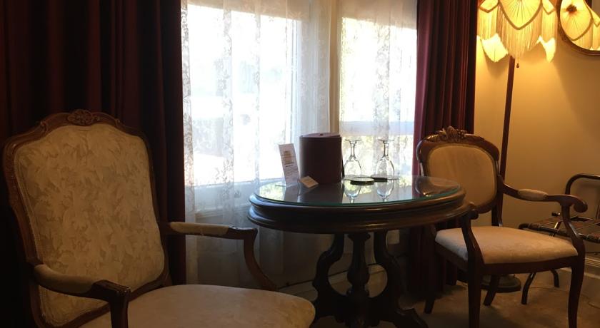 Table and chairs in Tuolumne Room