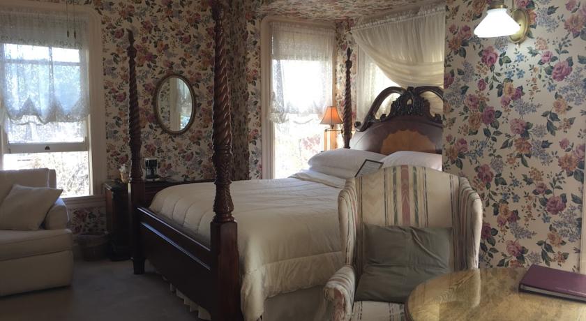 Four post king bed in Bradford Suite