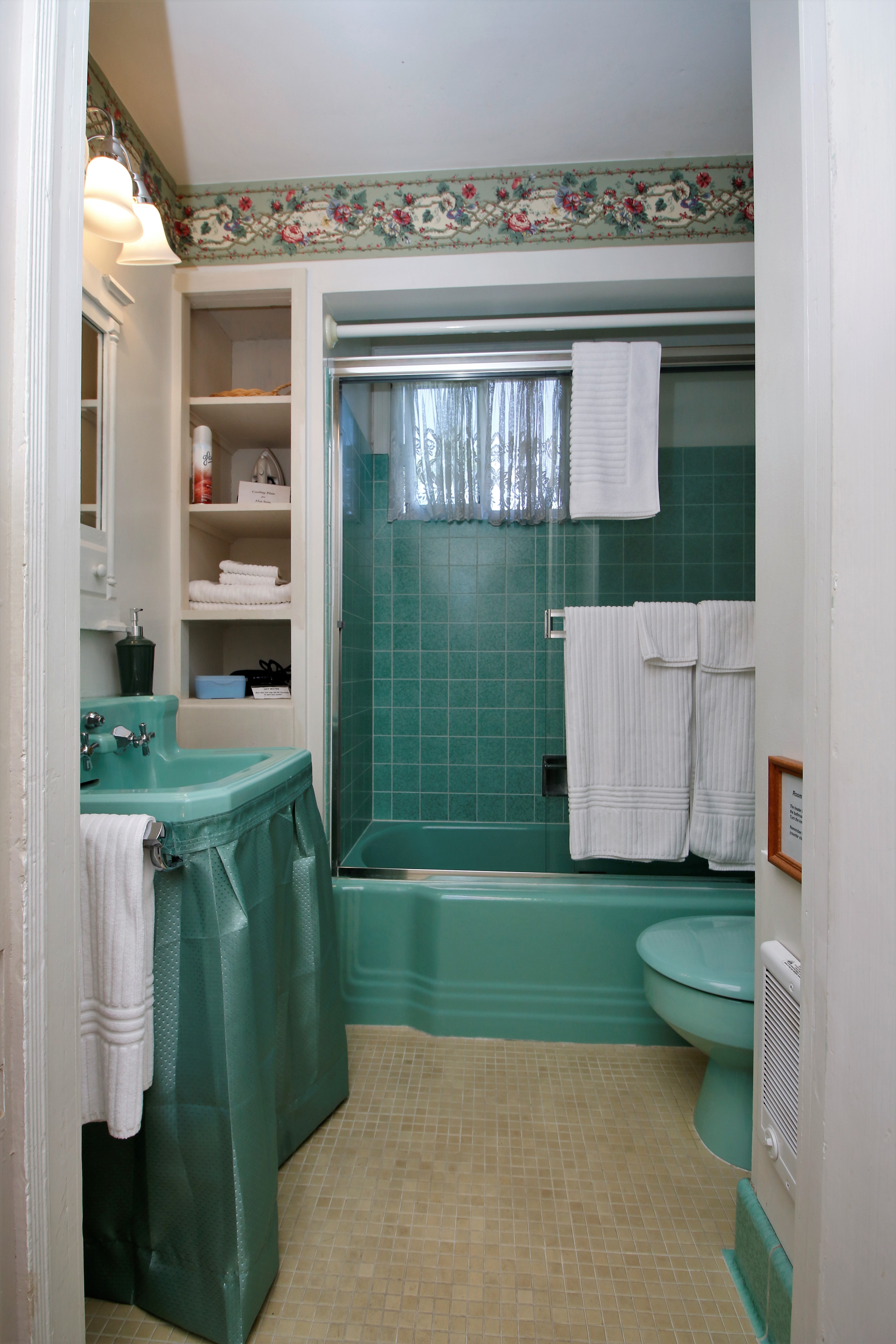 Tioga Room private bathroom