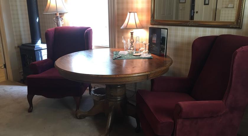 Table and chairs in Yosemite Suite