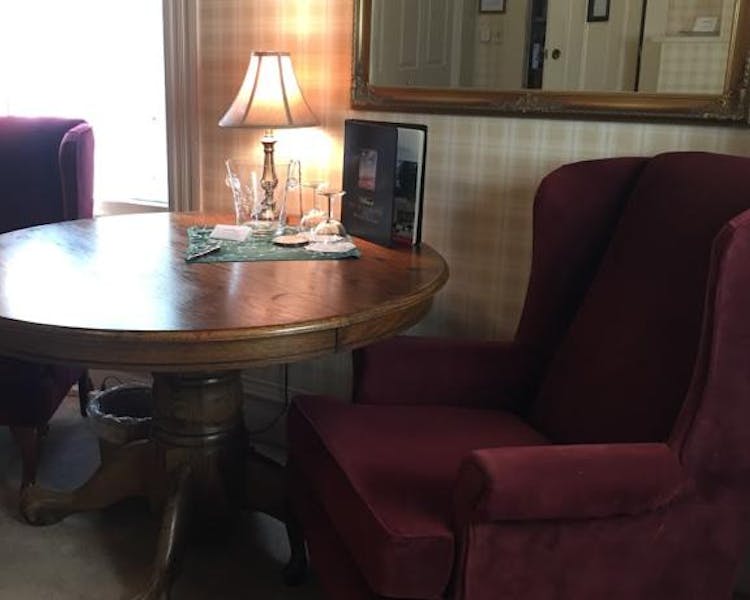 Table and chairs in Yosemite Suite