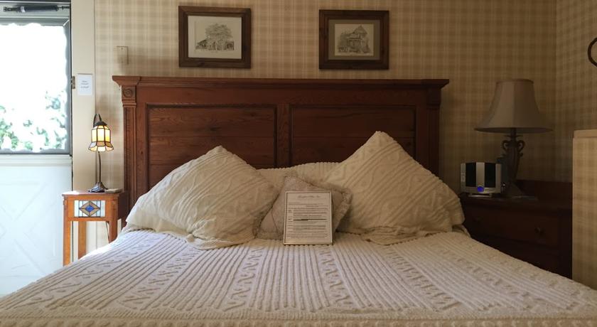 King bed in Yosemite Suite