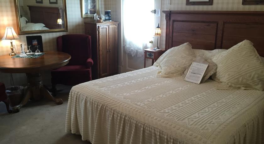 Fridge and microwave (in cabinet) in Yosemite Suite