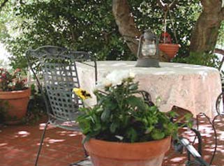 Outside dining area on the Yosemite Suite private patio