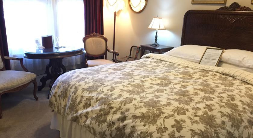 Window and table in Tuolumne Room