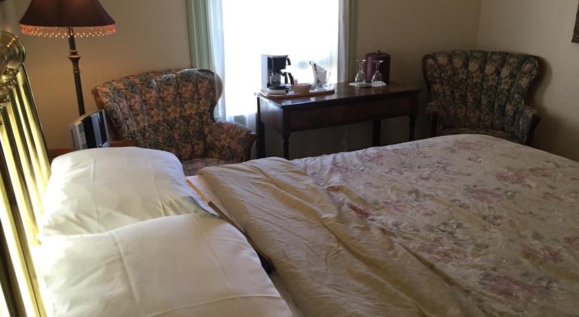 Table and chairs with coffee maker in Tioga Room
