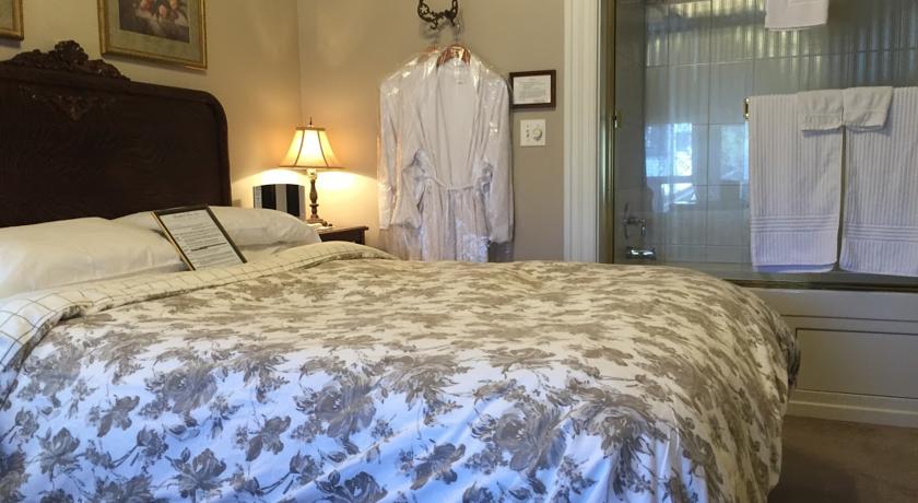 Robes and queen bed in Tuolumne Room