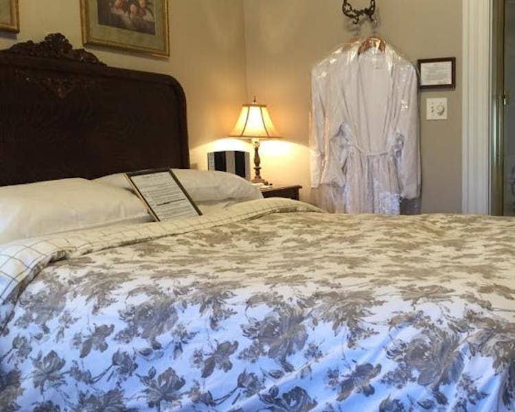 Robes and queen bed in Tuolumne Room