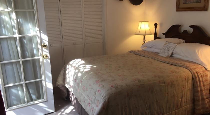 Closet and queen bed in Prospector Room