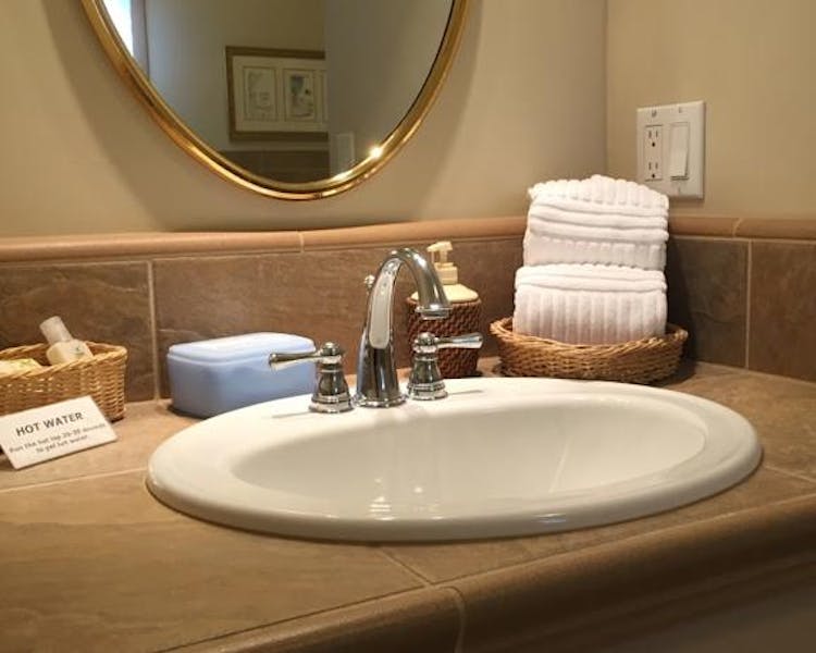 Sink with make-up remover and towels in Yosemite Suite