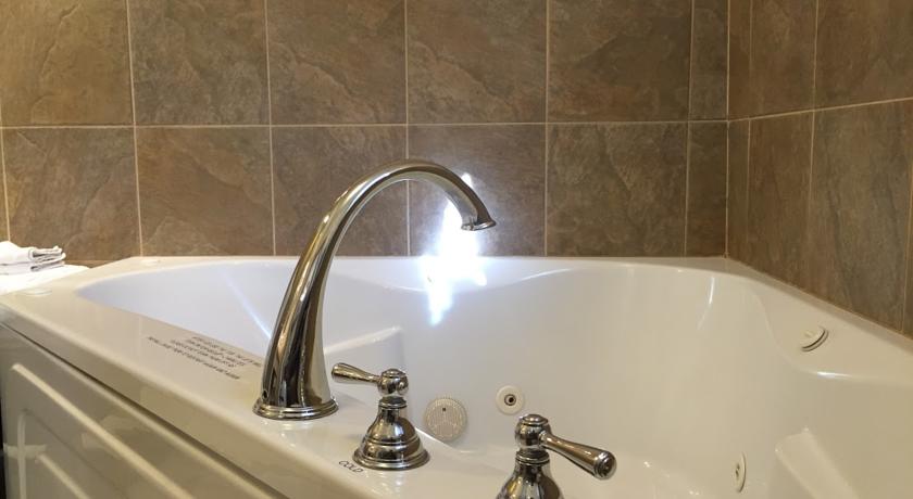 Two person jacuzzi bathtub in Yosemite Suite