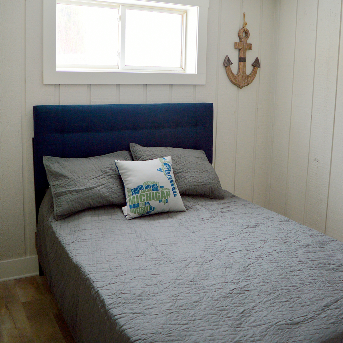 Coastal Suites Resort room with double bed Beulah Michigan