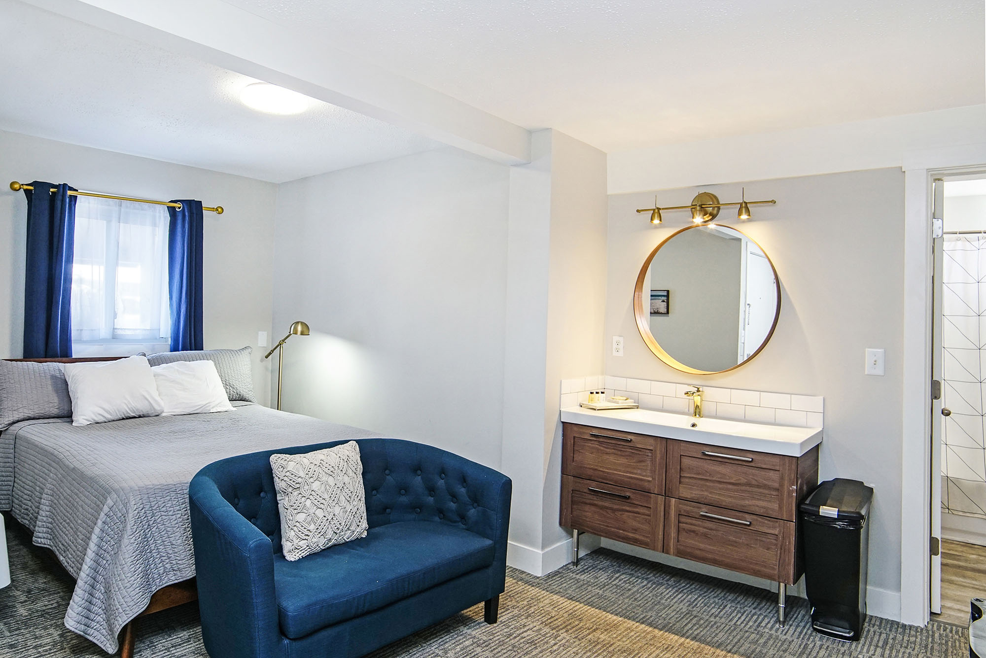 Luxury studio suite with fireplace Coastal Suites Resort MI