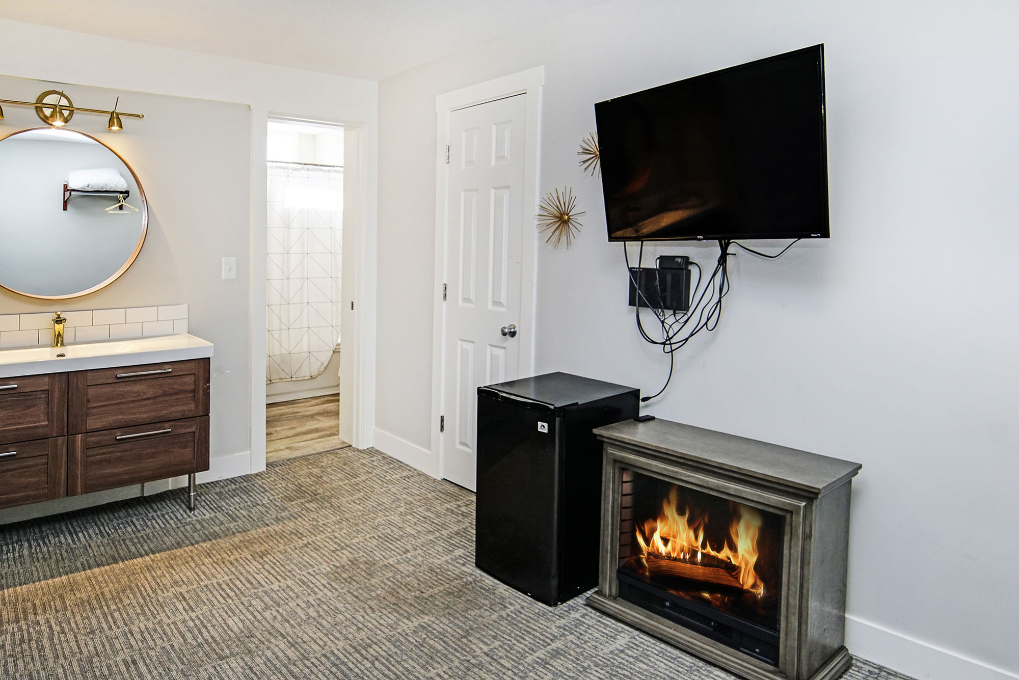Luxury studio suite with fireplace Coastal Suites Resort MI