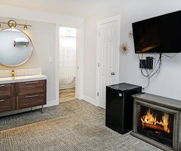 Luxury studio suite with fireplace Coastal Suites Resort MI