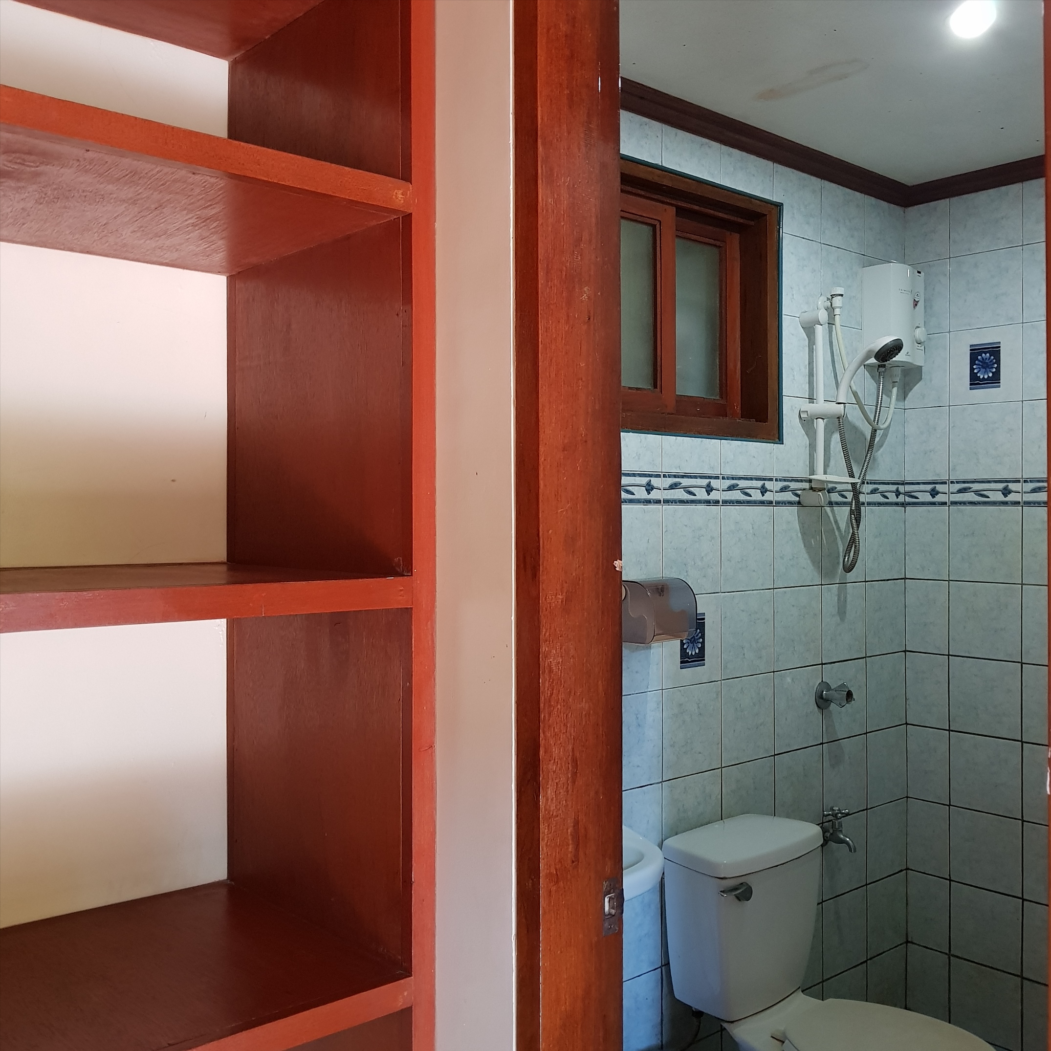 Triple room bathroom