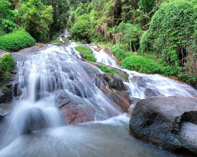 Na Muang Waterfalls in Koh Samui น้ำตกหน้าเมือง สมุย