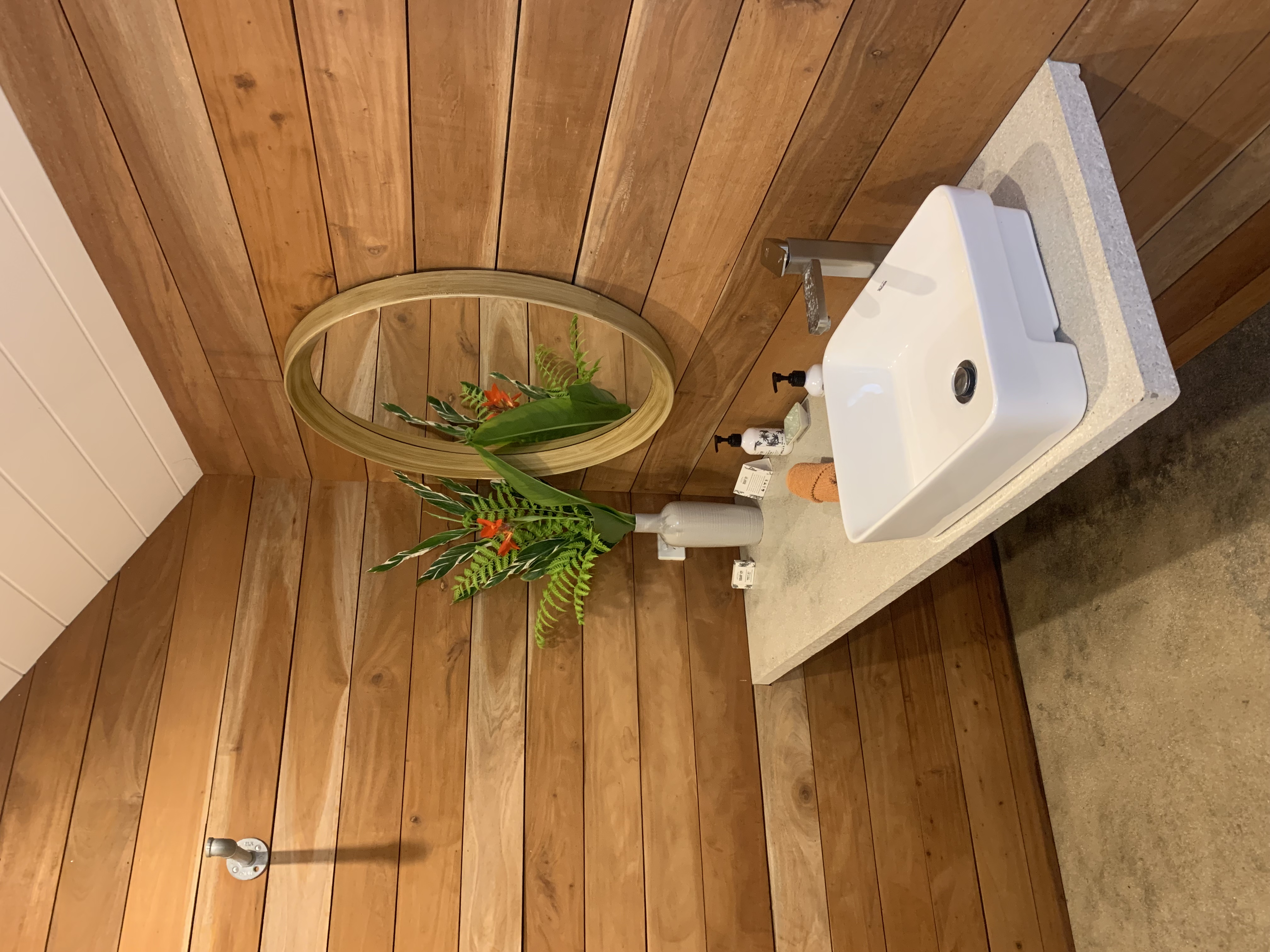 Palm View and Garden View bathroom