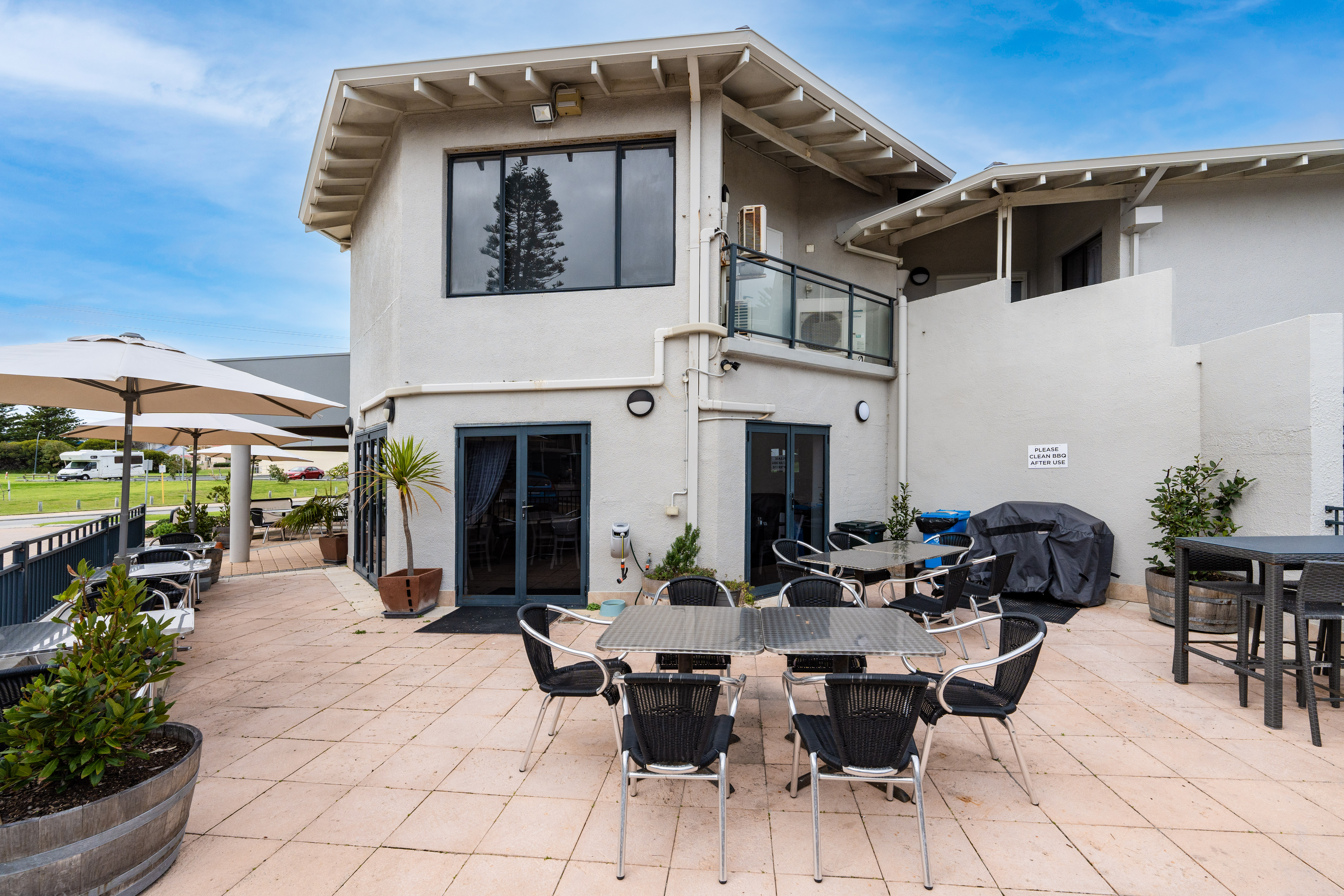 outside 76 steps restaurant