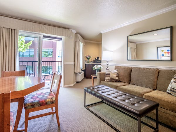 Two room Lakeside Suite, King Room, work desk, Large screen TV, complimentary wifi, Tualatin, Oregon