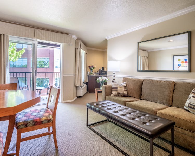 Two room Lakeside Suite, King Room, work desk, Large screen TV, complimentary wifi, Tualatin, Oregon