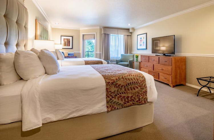 Century Hotel, Tualatin, Double Queen room, work desk, Large screen TV, complimentary wifi