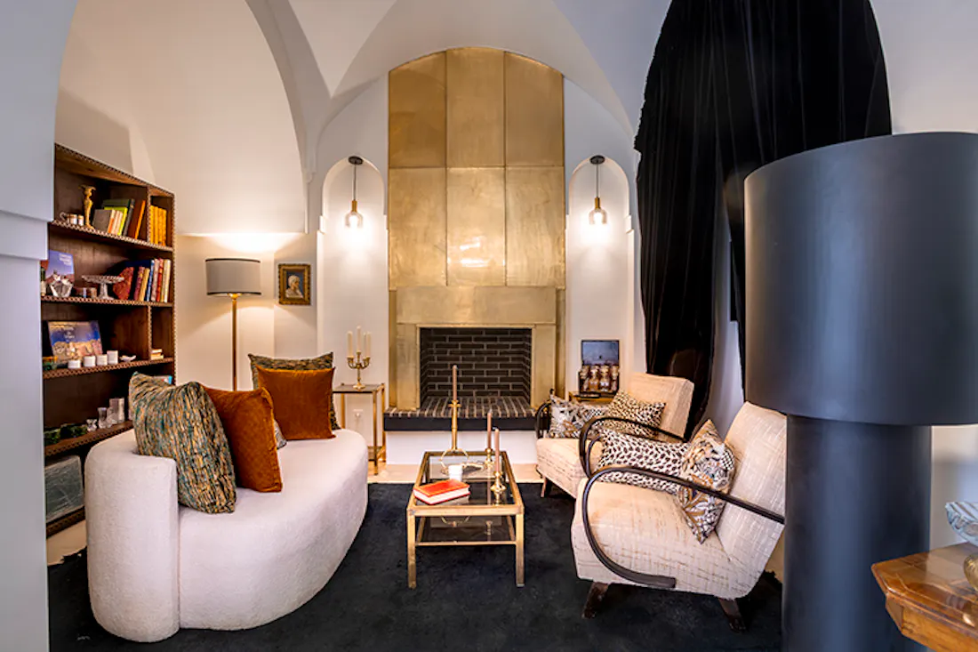 Гостиная с камином в Riad Anaqa