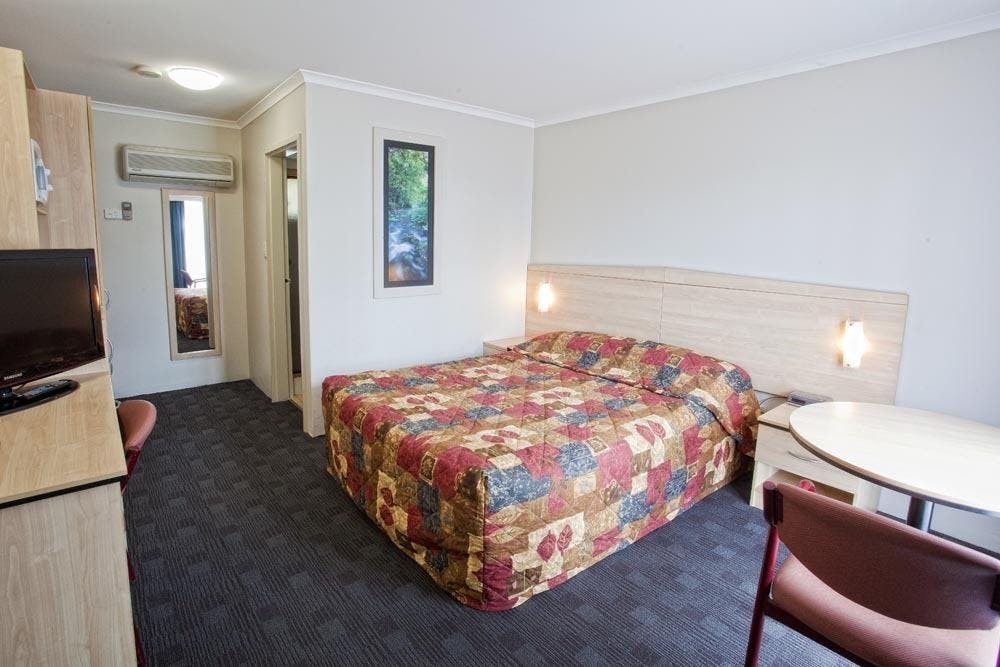 Queen room with ensuite Shellharbour Resort accommodation double