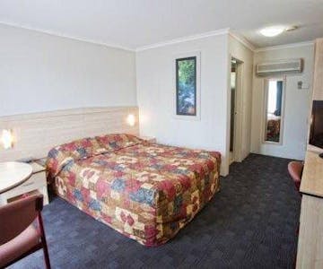 Queen room with ensuite Shellharbour Resort accommodation double