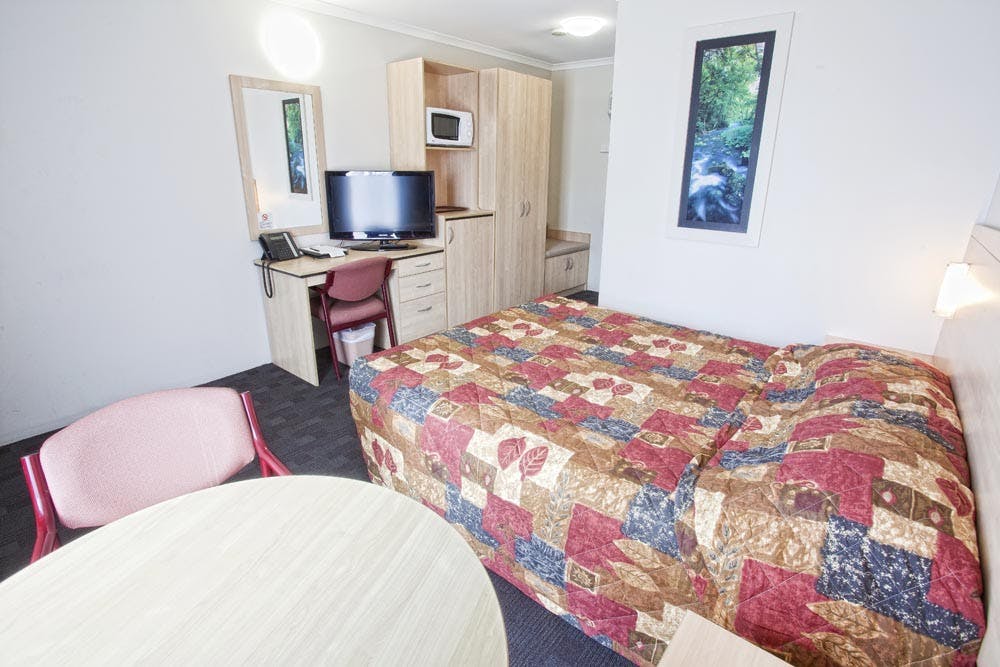 A double queen bed room with ensuite and shellharbour accommodation