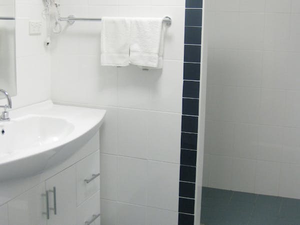 Apartment accommodation Shellharbour Resort bathroom