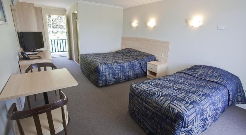 Twin share with ensuite room queen bed single bed Shellharbour Resort