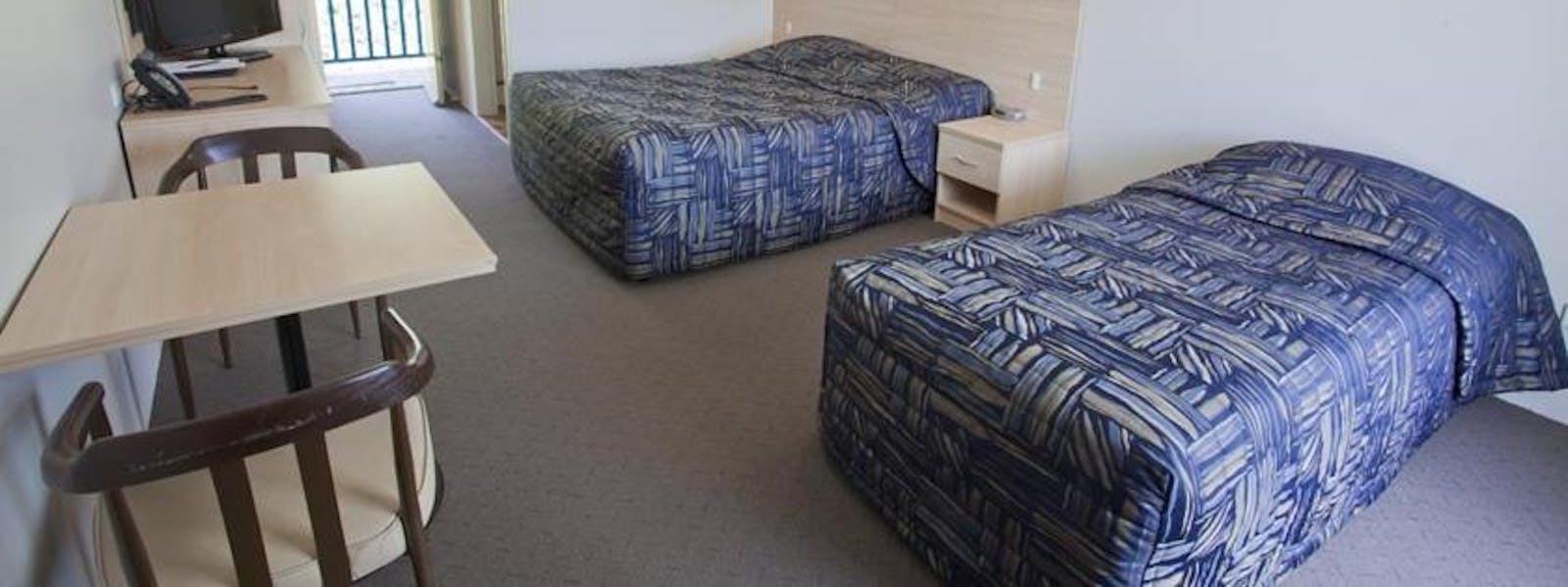 Twin share with ensuite room queen bed single bed Shellharbour Resort