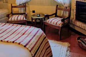 Detalle zona de estar desde cama