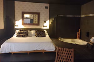 Detalle cama y jacuzzi Kioto