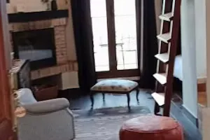 Detalle sala de estar y escaleras litera Atalaya