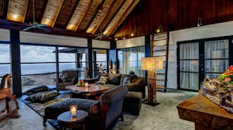 PRIVATE VILLAS OF BALI - Tirta Kencana - Spa suite living room and ocean view terrace