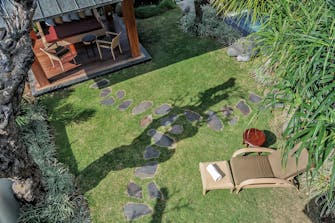 PRIVATE VILLAS OF BALI - Villa Tirta Kencana - Bale area adjacent to pool