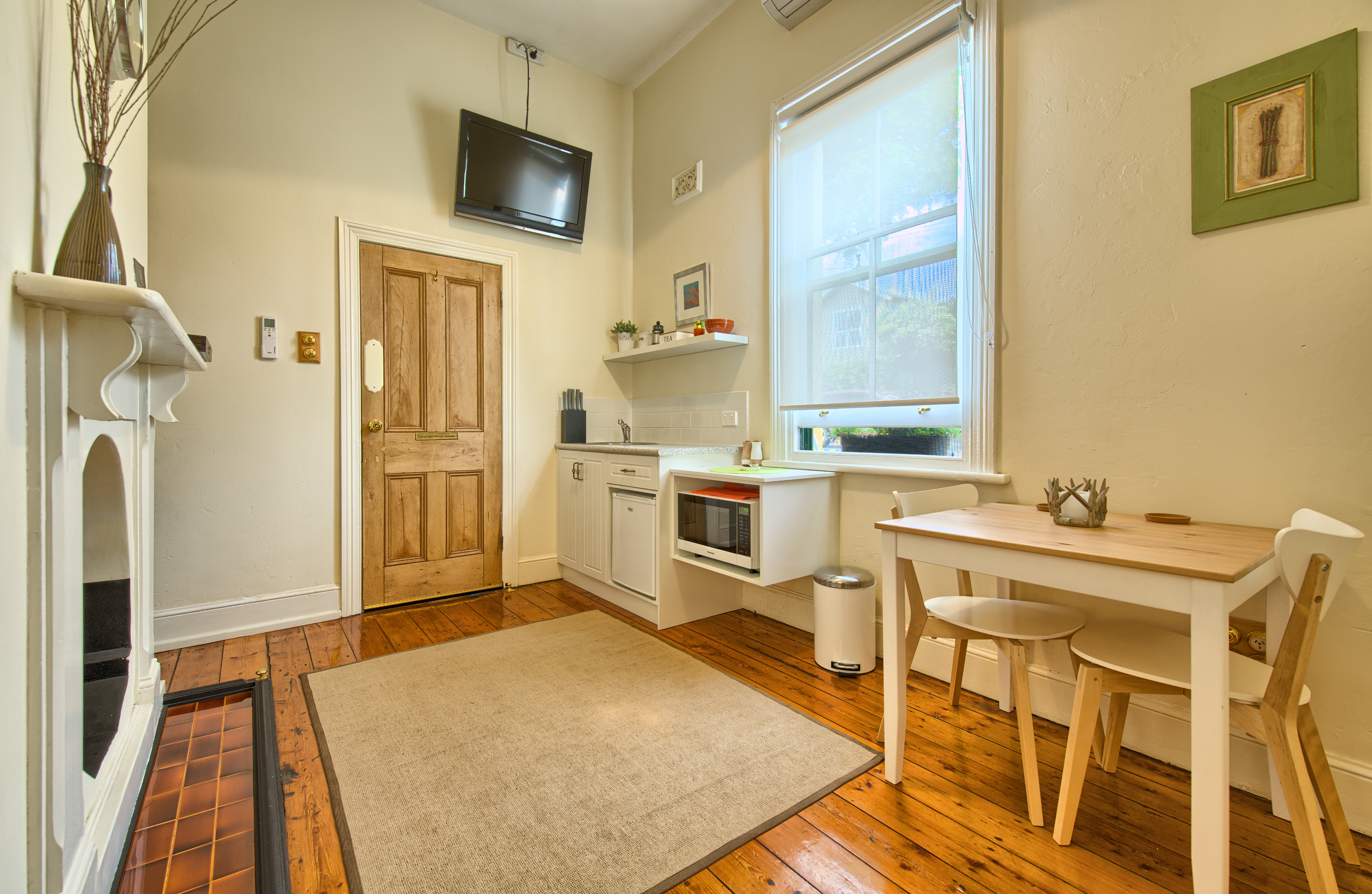 Suite 3 Kitchenette & Dining