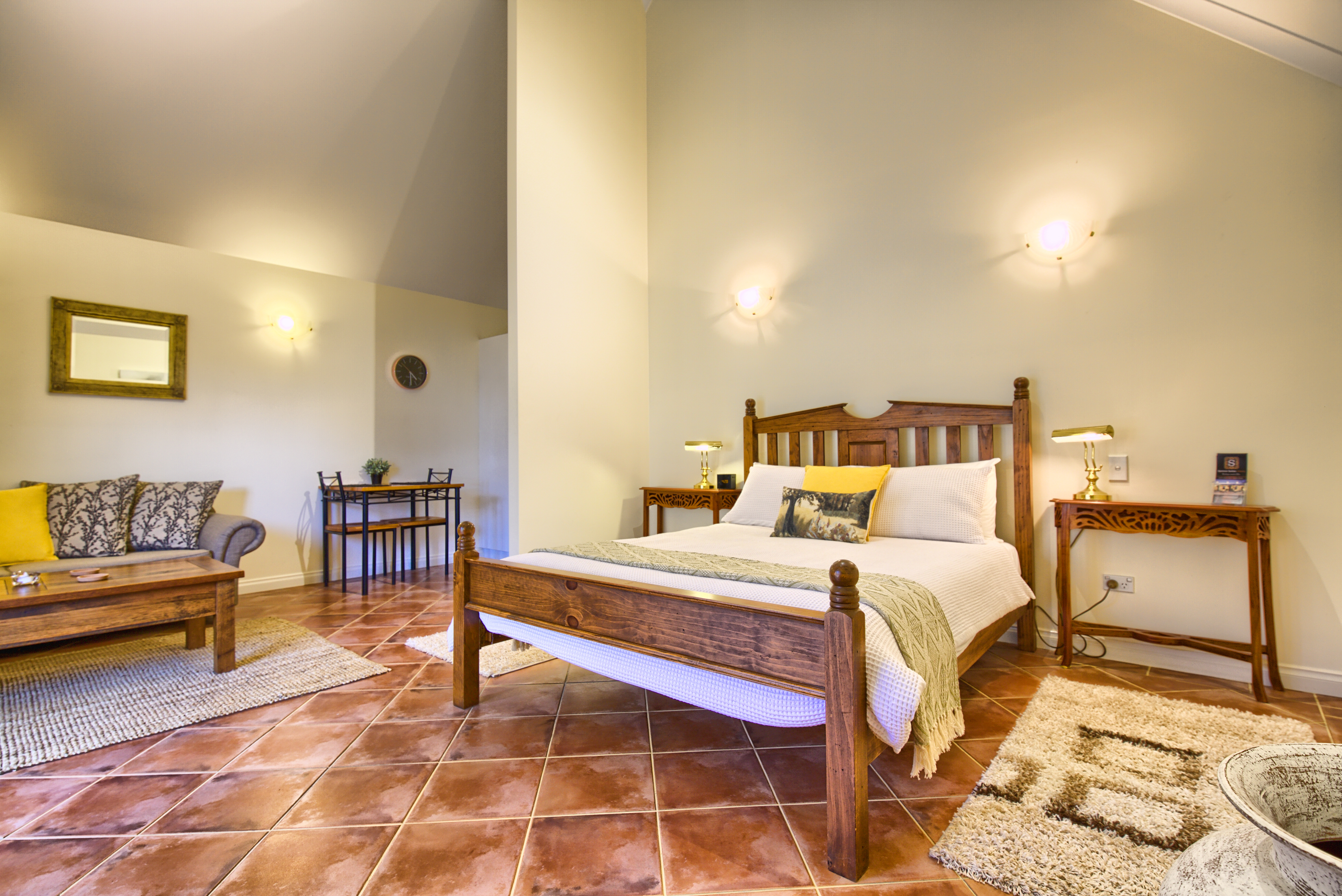 Suite 4 bed and dining