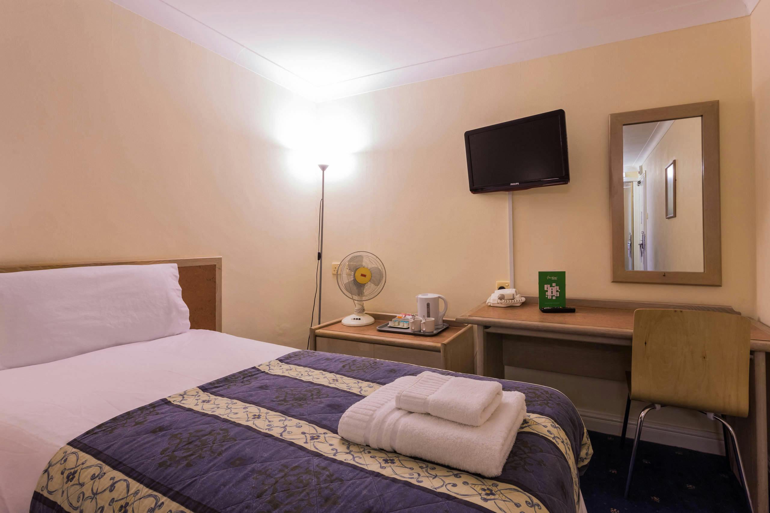 Twin Room without Window | Gardens Hotel Manchester