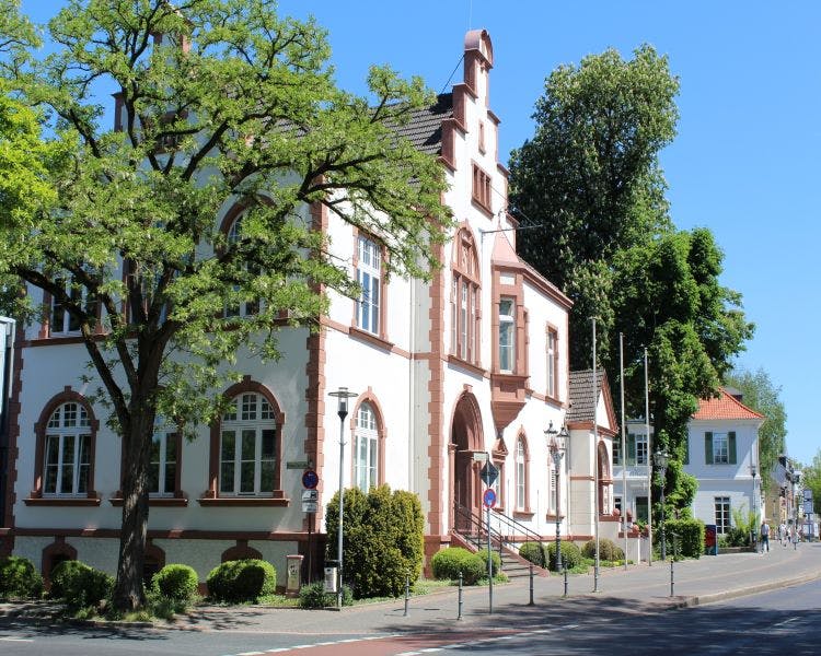 Rathaus Erkrath mit der Bahnstrasse und dem Kurhaus Copyright Stadt Erkrath