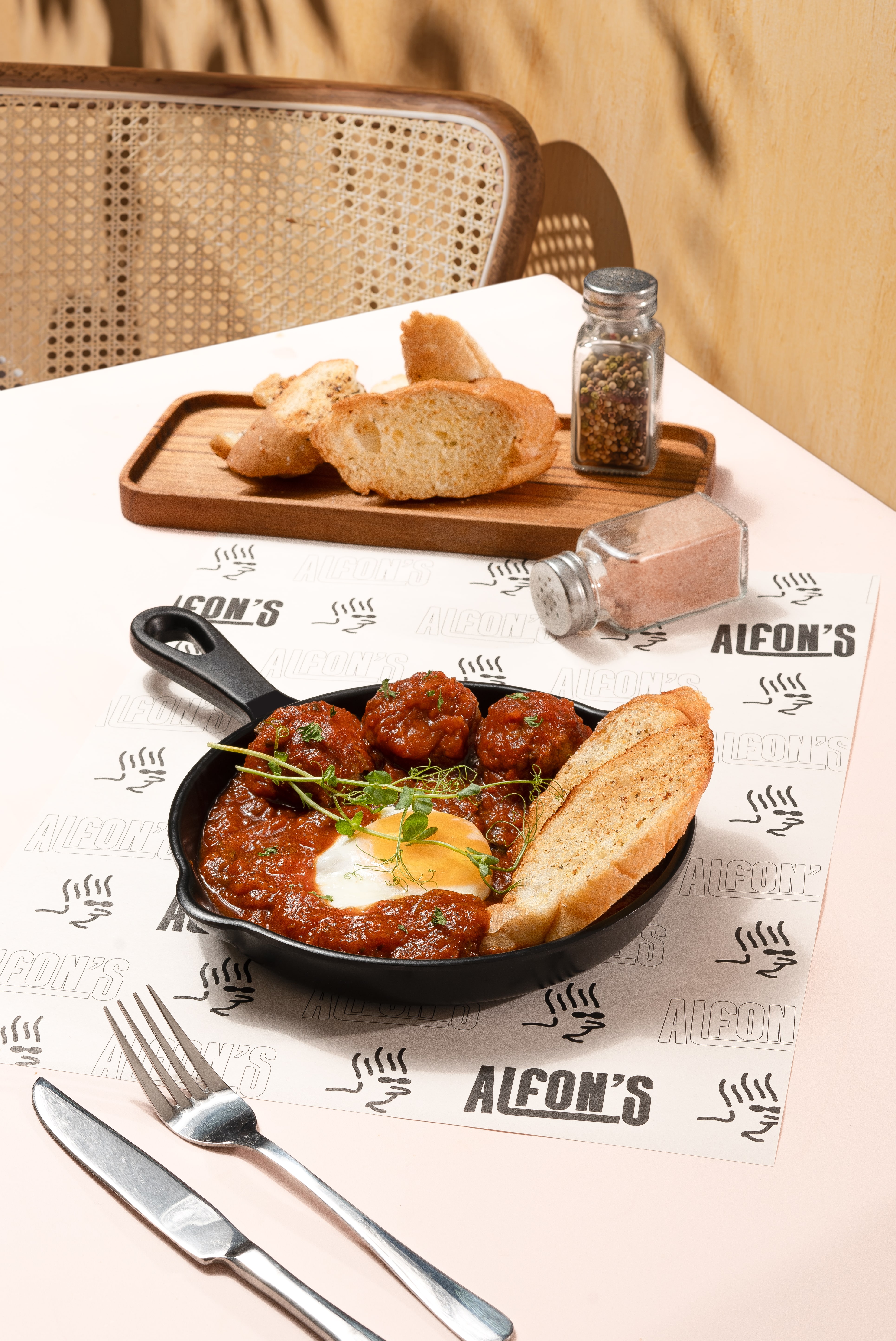 ALFONS Eggs & Meatballs