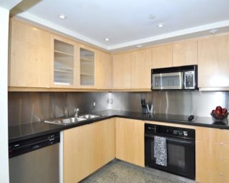 Yonge Suites Deluxe Split Level 2 Bedroom Penthouse H Kitchen
