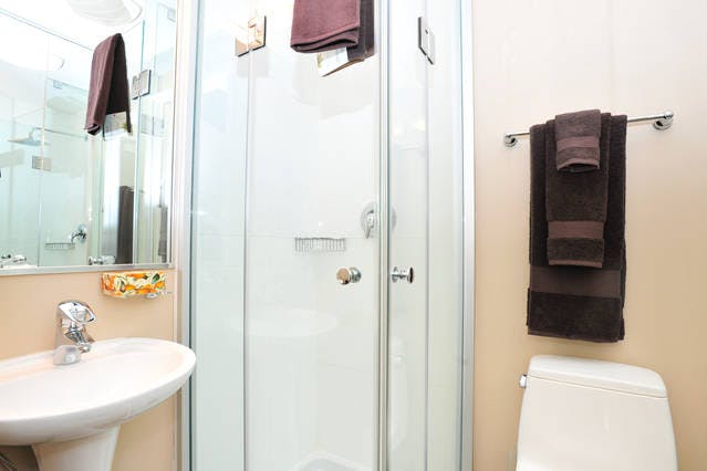 Yonge Suites One Bedroom Suite second bathroom