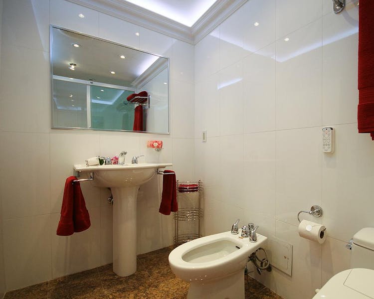 Yonge Suites One Bedroom Deluxe Penthouse G Ensuite 5 piece bath