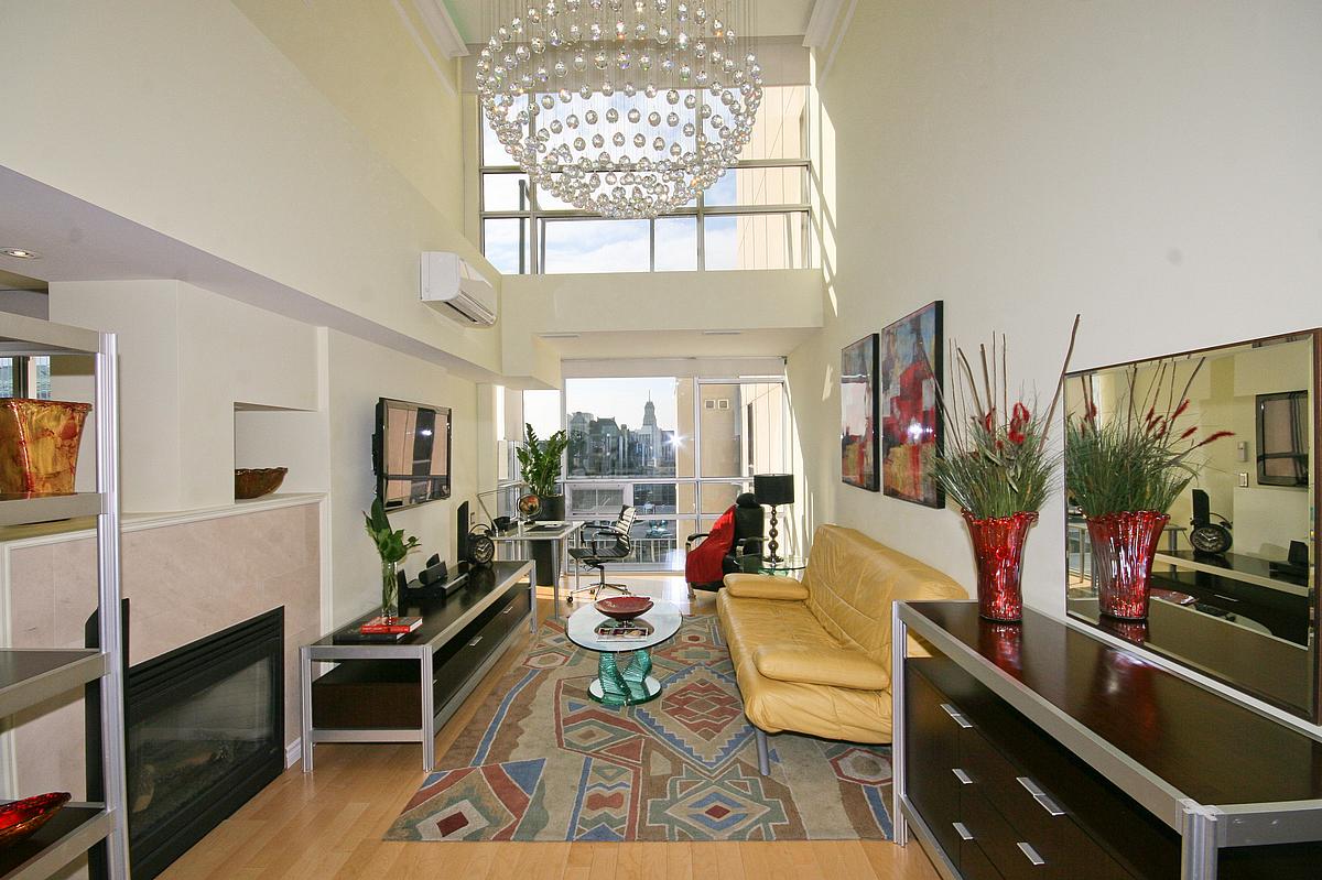 Yonge Suites One Bedroom Deluxe Penthouse G The Elgin Suite Living Room