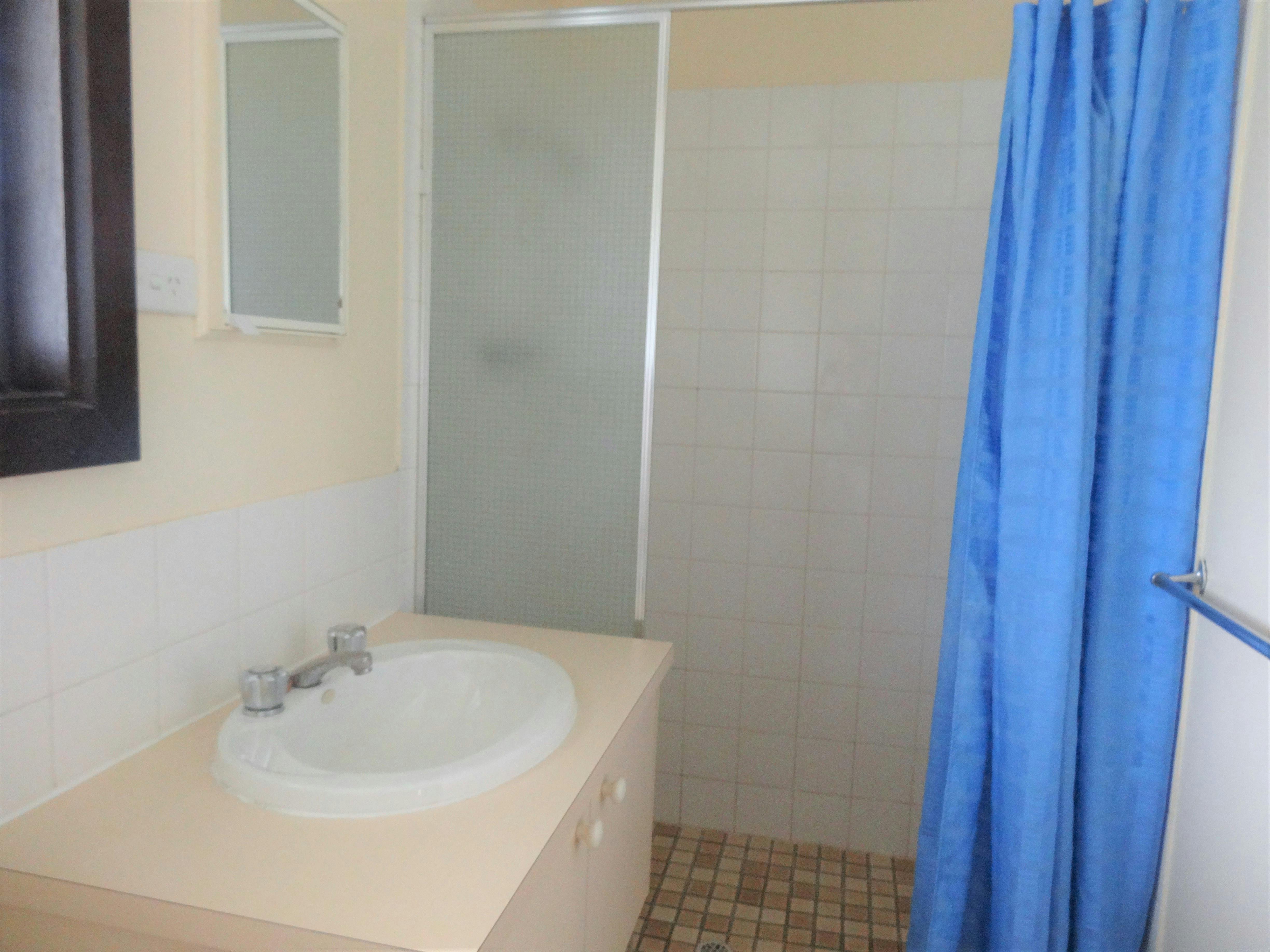 Bathroom, Leigh Creek Outback Resort, Flinders Ranges accommodation