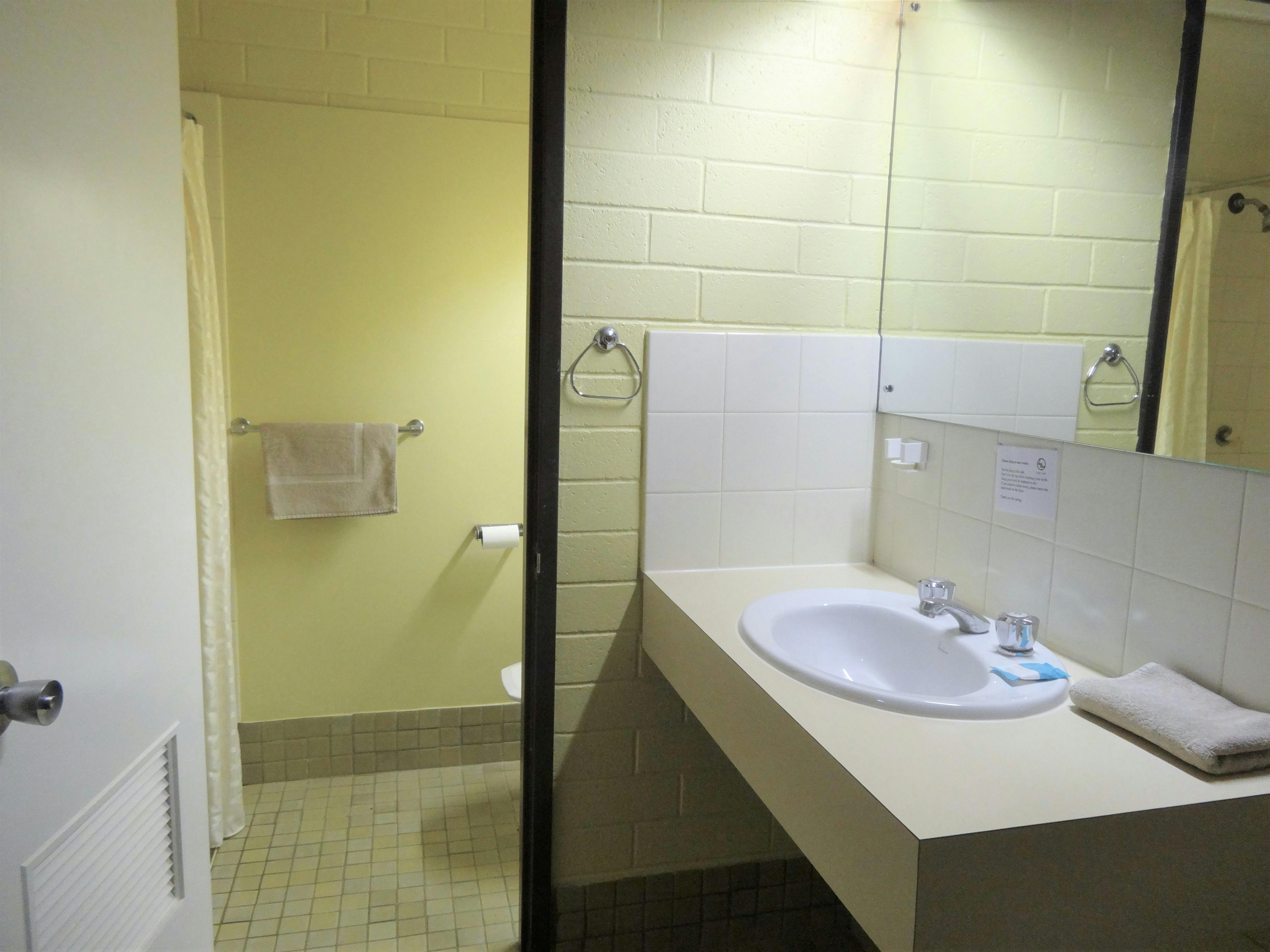 Bathroom, Leigh Creek Outback Resort, Flinders Ranges accommodation