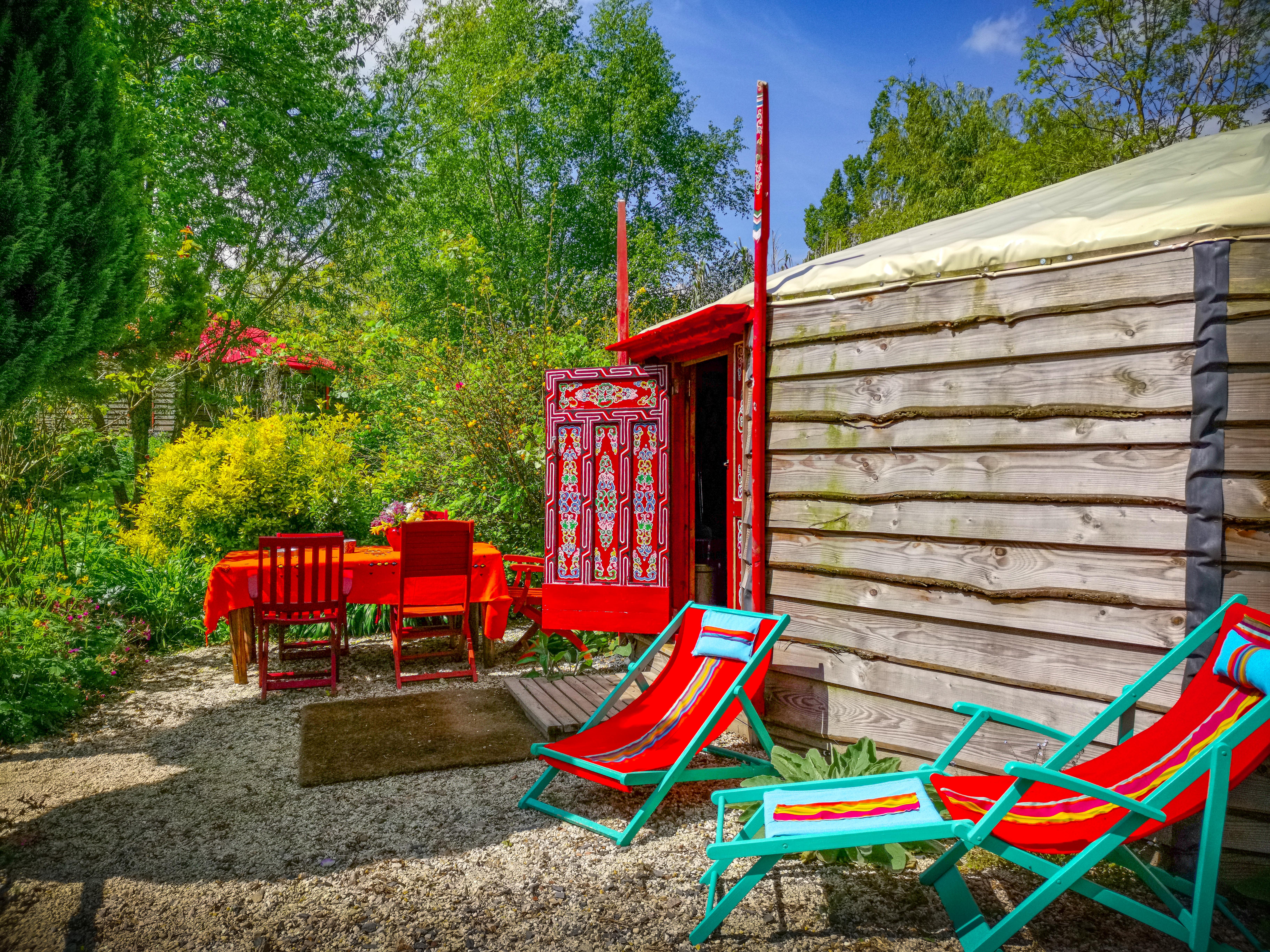 Extérieur de la yourte rouge, vue sur sa terrasse.